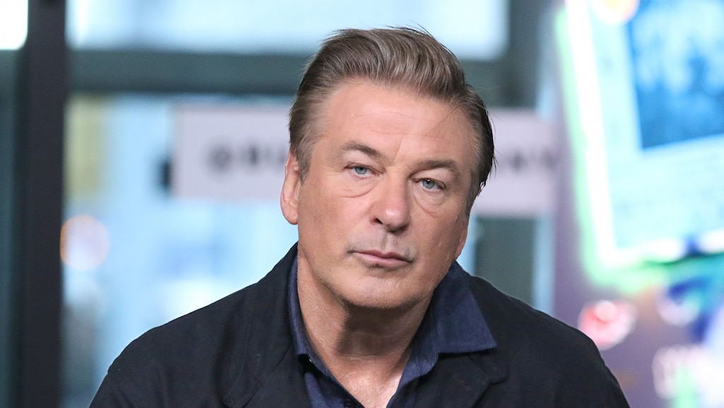 Alec Baldwin aangeklaagd om dood door schuld, 'zat op telefoon tijdens training'