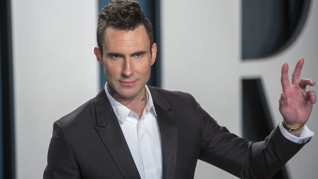 Kritiek op gedrag Adam Levine nadat fan hem knuffelt op podium