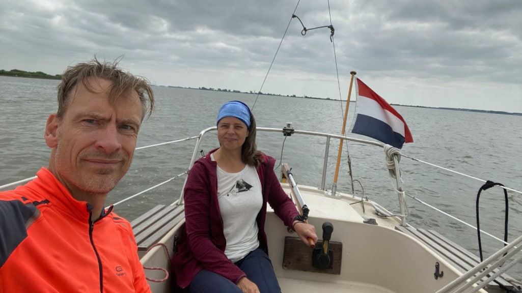Joost en zijn vrouw op de zeilboot.