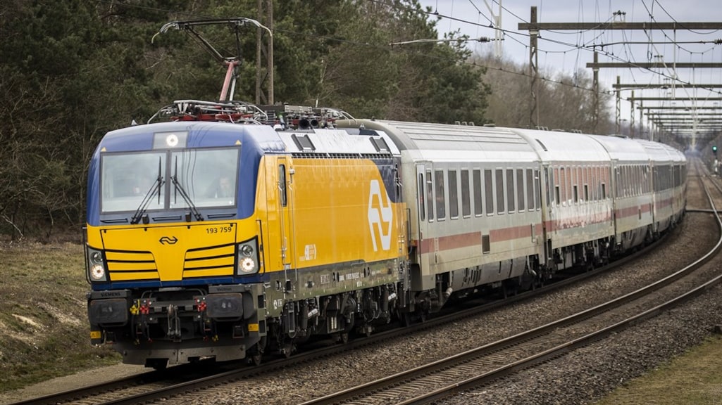De NS-trein naar Berlijn doet er langer over dan het vliegtuig, maar je komt wel aan in het centrum.