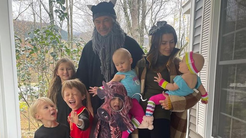 Alec Baldwin en gezin onder vuur om 'ongevoelige' Halloween-foto's