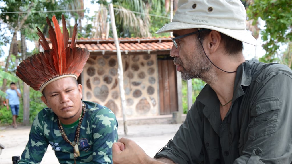 Tim Boekhout van Solinge met Chief Odair Arapiun van Maró Inheems Gebied