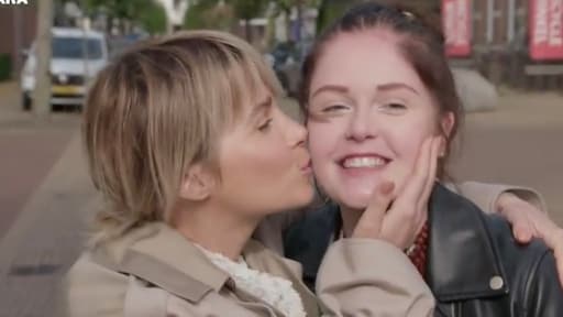 Vier handen op één buik-moeder Elaine (19) bevalt van tweede kindje