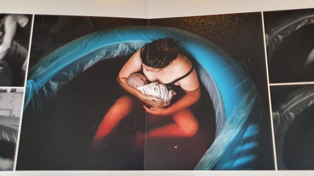 Een foto van Eline's thuisbevalling in bad
