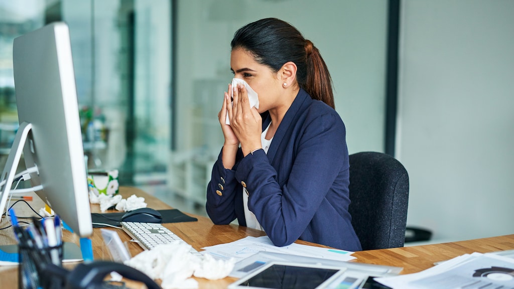 Grieperig en verkouden: moet je je ziek melden voor een snotneus?