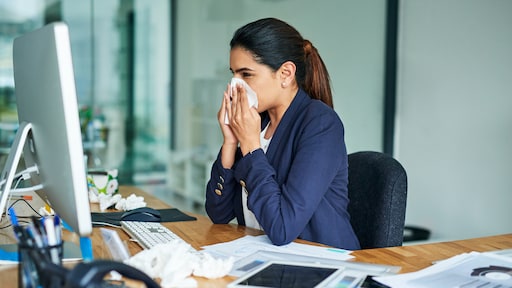 Grieperig en verkouden: moet je je ziek melden voor een snotneus?