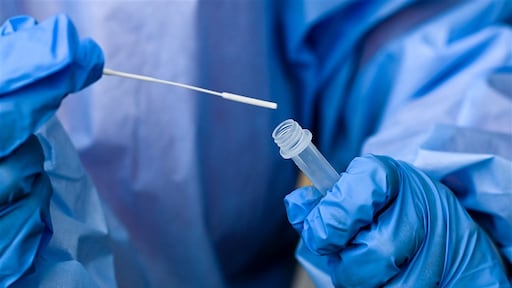 Aantal coronagevallen afgelopen week hard gedaald, ziekenhuisopnames stabiel