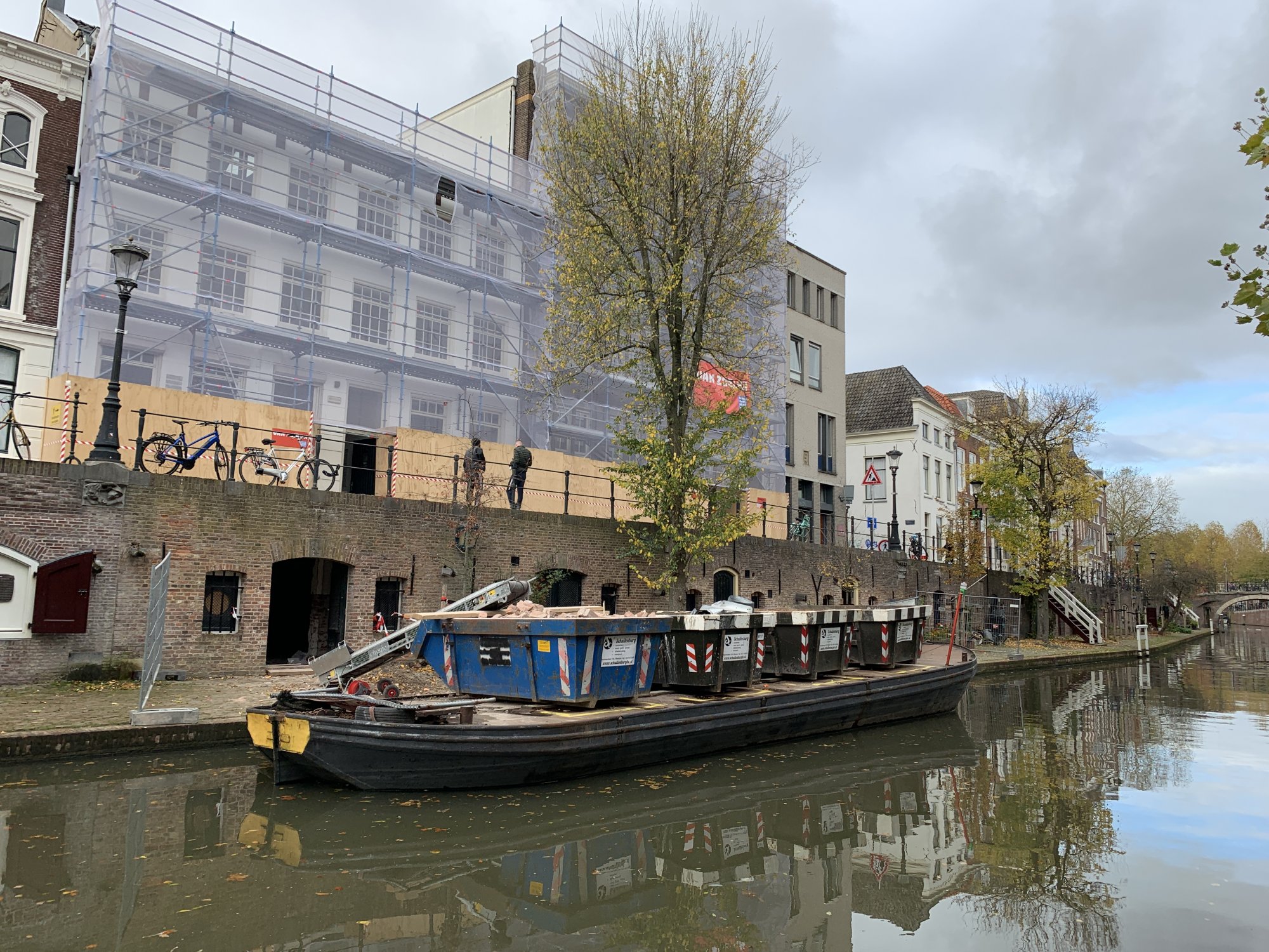 Het afvoeren van bouwafval via de grachten van Utrecht in plaats van de weg.