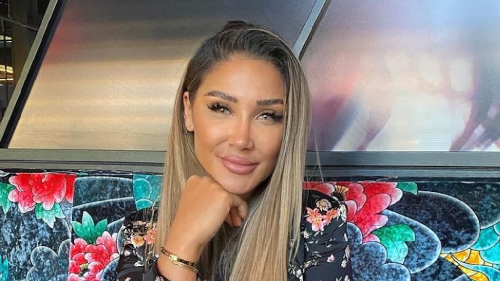 Janice Blok ondergaat cosmetische ingreep aan 'onderkin'