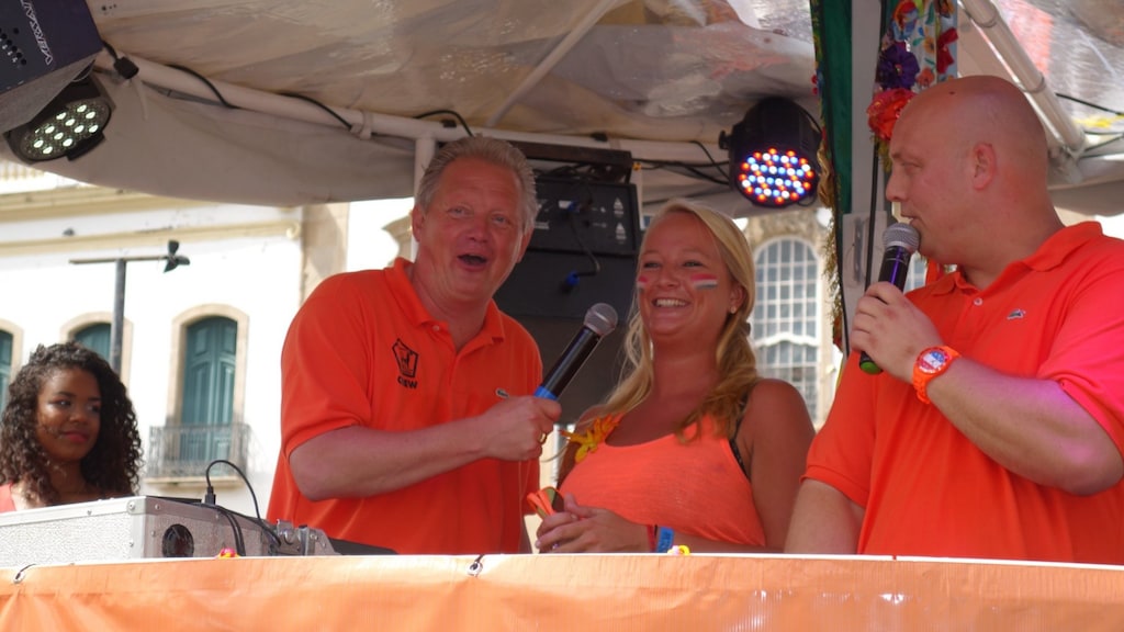 Theo Pouw (links) tijdens een Oranjecafé