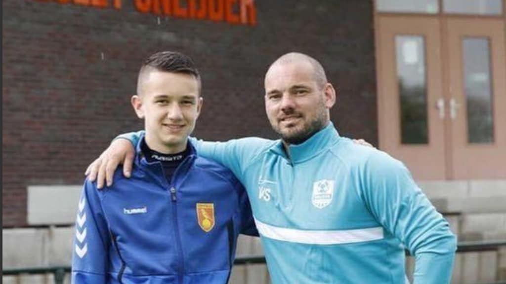 Zoon Wesley Sneijder tekent contract bij FC Utrecht: 'Trots op je!'
