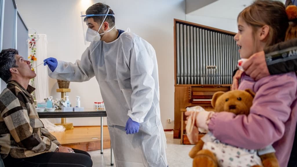 Voor het eerst meer dan 100.000 besmettingen in één week, opname ic steeg minder hard