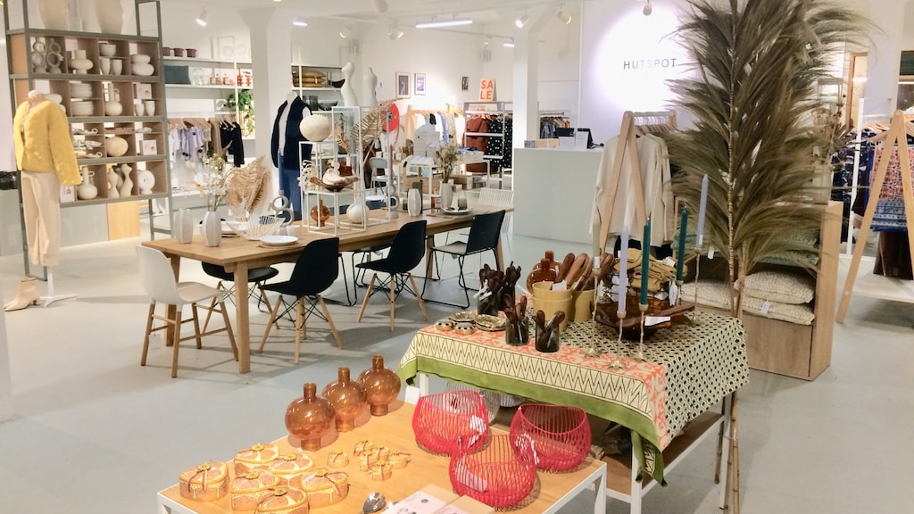 Hutspot in de Van Woustraat, een 'uitgekiende mix van avant garde mode, innovatief design en lokale kunst'.