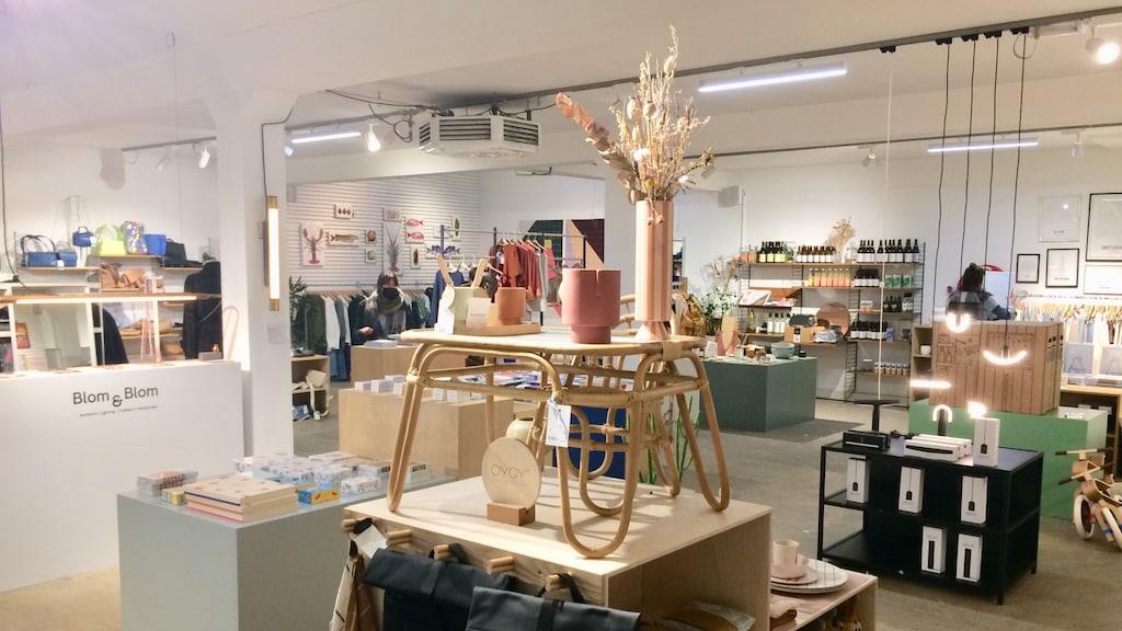 Kindermeubels van het Deens designmerk Oyoy en lampen van Blom & Blom.