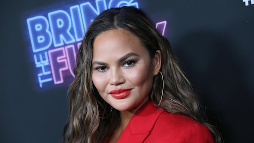 Chrissy Teigen deelt voor- en nafoto's wenkbrauwtransplantatie