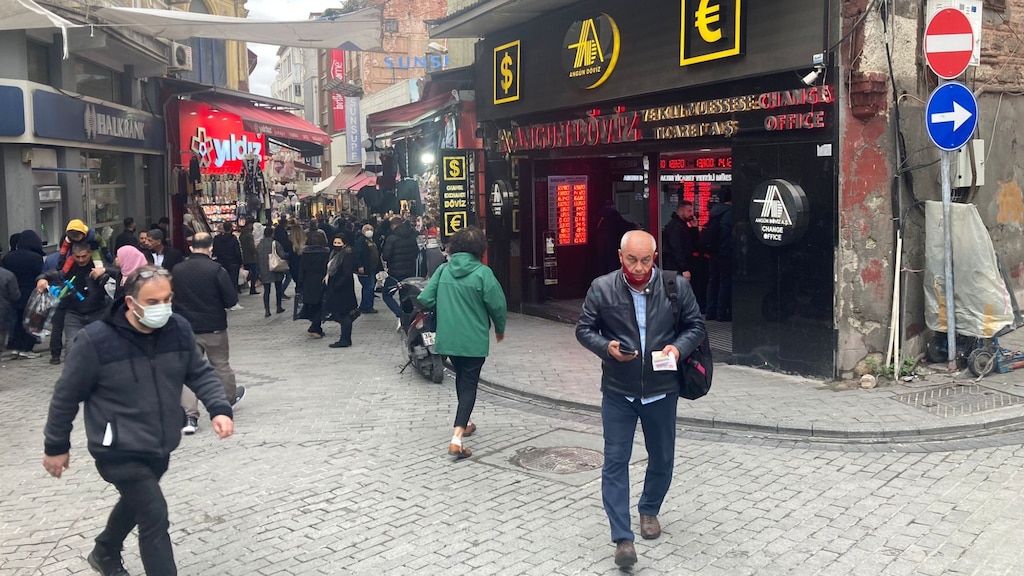 Turkse lira valt, leven wordt onbetaalbaar: 'Zaakjes verdwijnen, het geld is op'