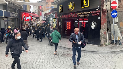 Turkse lira valt, leven wordt onbetaalbaar: 'Zaakjes verdwijnen, het geld is op'