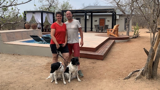 Ik Vertrek-koppel krijgt bezoek van giraf in de achtertuin