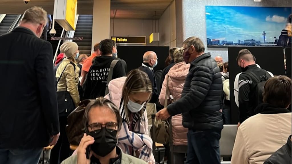 De passagiers moeten wachten tot de testuitslag (foto: Esther Eva).