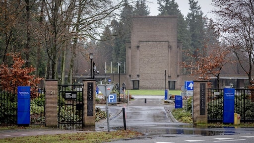 Begraafplaatsdirecteur op non-actief na spirituele samenkomst bij kindergraven