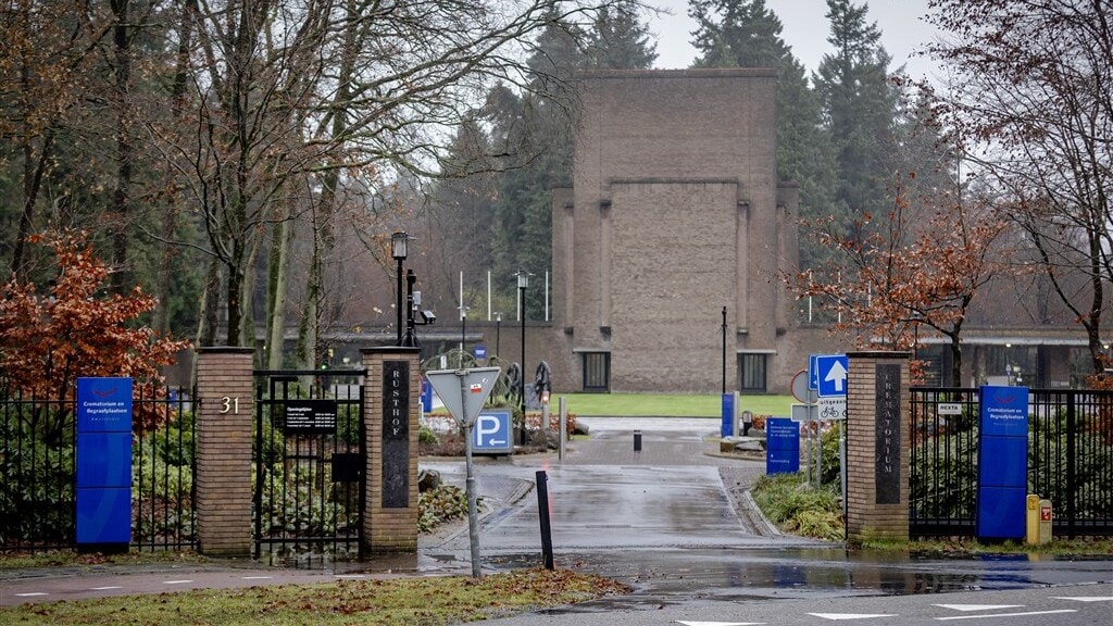 Begraafplaatsdirecteur op non-actief na spirituele samenkomst bij kindergraven