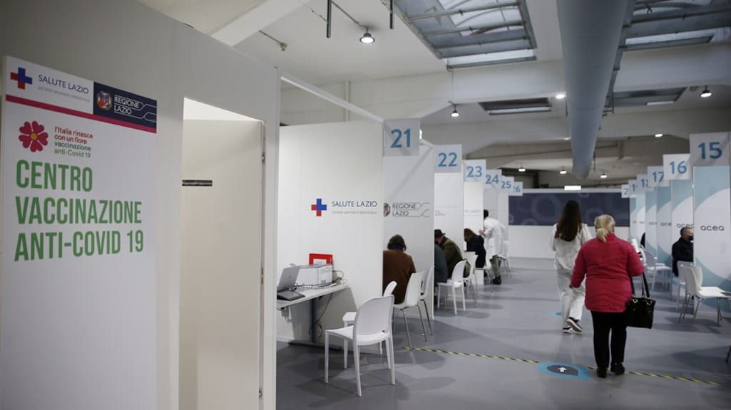 Italiaanse antivaxer probeert zich te laten vaccineren in siliconen kunstarm