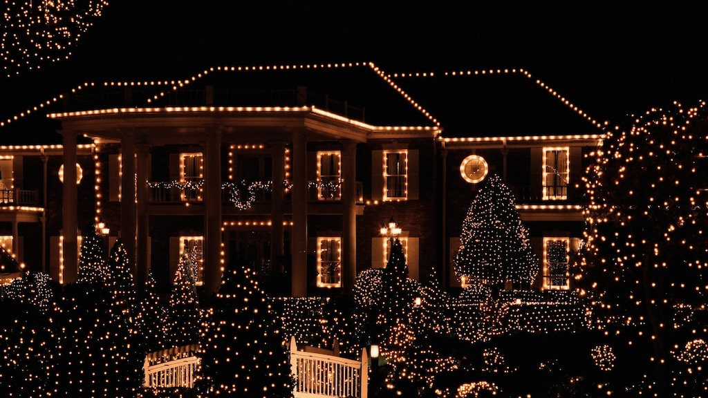 Zo hang je buiten makkelijk sfeervolle kerstverlichting op