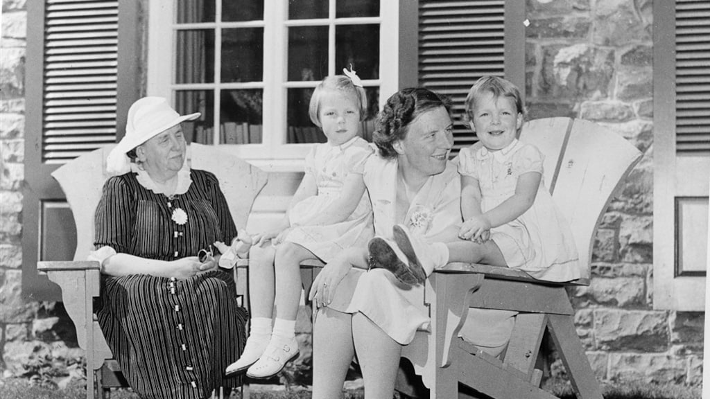 Foto uit vermoedelijk 1943 van koningin Wilhelmina (links) met haar dochter prinses Juliana en kleindochters Beatrix en Irene in Ottowa.