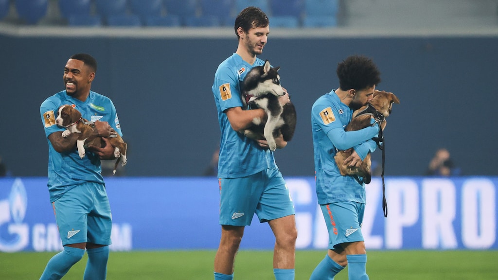 Russische voetballers proberen adoptiehonden aan de man te brengen