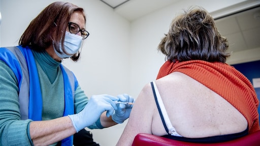 Lockdown door omikron: zijn we vroeg met ingrijpen, of laat met boosteren?