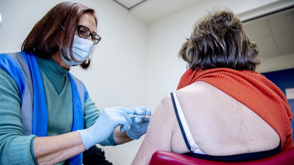 Update coronavaccin Moderna en Pfizer komt eraan: voor wie en wanneer?