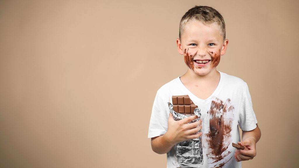 De opvoedkwestie: 'Mijn zoon snoept te veel bij zijn buurjongen'