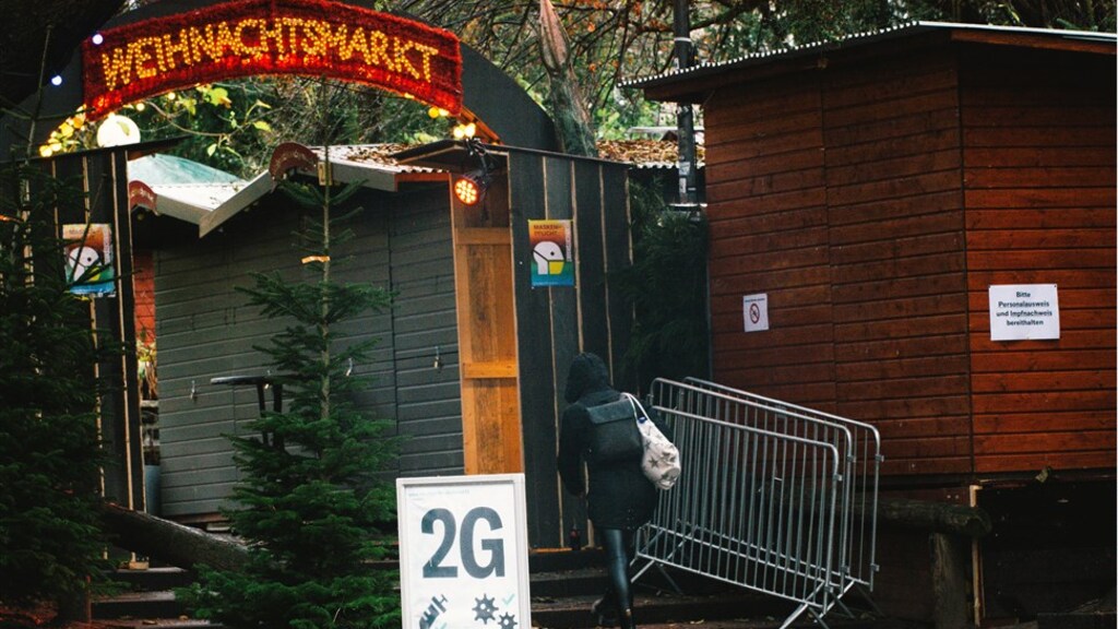 Van dansverbod tot prikplicht: zo probeert Europa kerst te redden