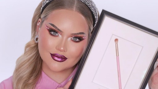Nikkie de Jager lijst make-upkwast die ze bij Adele gebruikte in