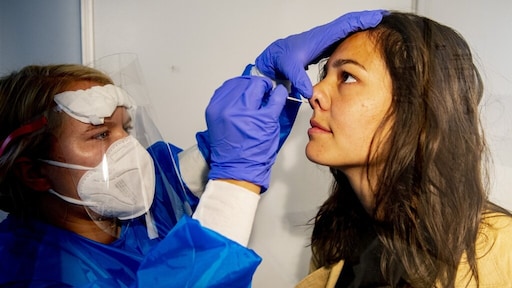 Nieuwe coronavariant dominant, besmettingen en ziekenhuisopnames stabiel