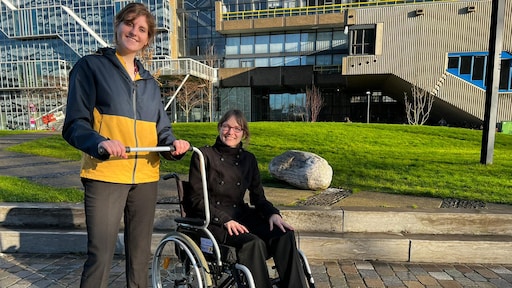 Niet achter, maar naast de rolstoel lopen dankzij deze uitvinding