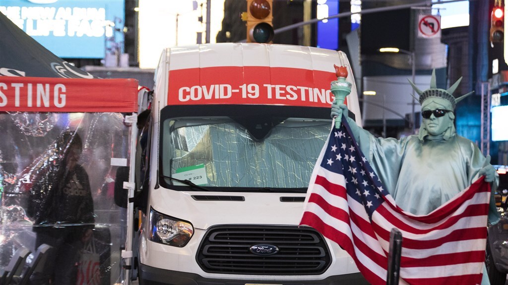 Nieuwe maatregelen in VS om omikron, ongevaccineerden krijgen onder uit de zak