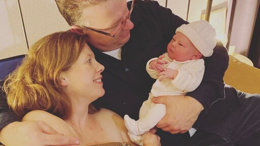 De Kraantjes verwelkomen negende kind: 'Verloskundige net te laat'