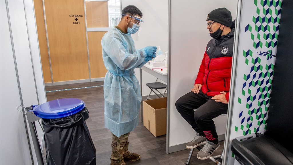 Omikron minder ziekmakend? De vlag kan nog lang niet uit