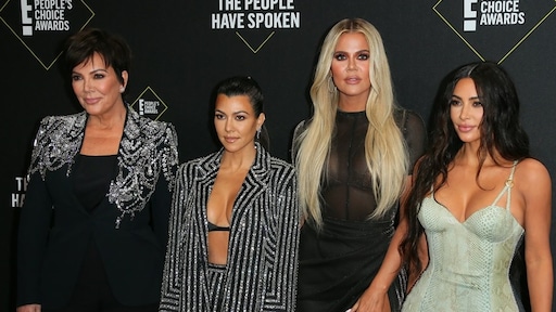 Kris Jenner, Kourtney en Travis Barker brengen eigen kerstsingle uit
