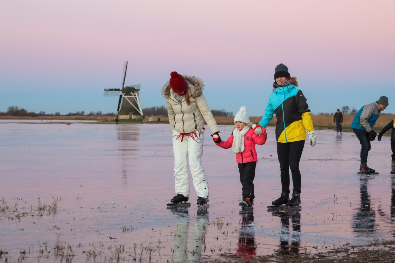 Er wordt geschaatst! Liefhebbers binden hun ijzers onder in Drenthe en Friesland