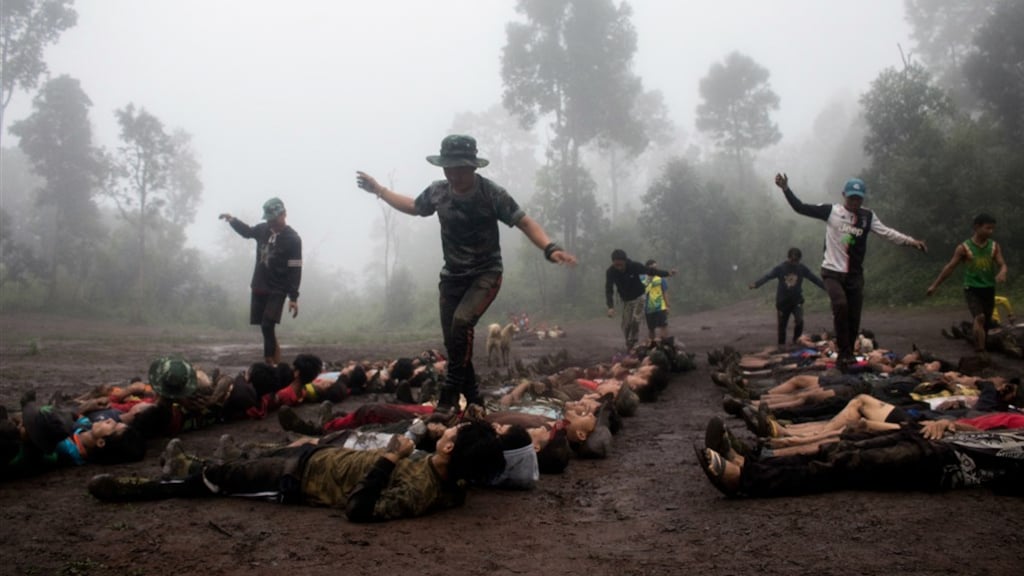 Op een geheime trainingslocatie in de jungle worden jonge rekruten klaargestoomd voor de strijd. Terwijl de rekruten hun buikspieren opspannen, lopen drilmeesters over hen heen.