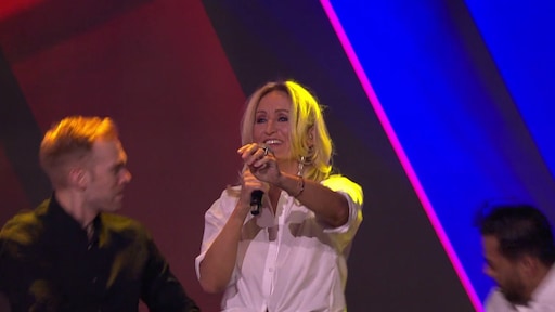 Natasja Froger toont met knikkende knieën haar zangtalent in Secret Duets