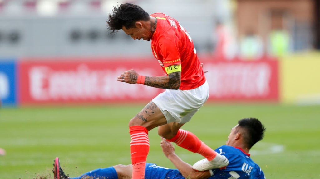 Tattoos op de armen, benen, handen en in de nek. Linpeng kan het niet allemaal bedekken, en laseren zou erg pijnlijk zijn.