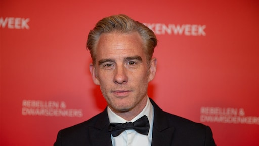 Art Rooijakkers vraagt zijn vriendin ten huwelijk in Italië