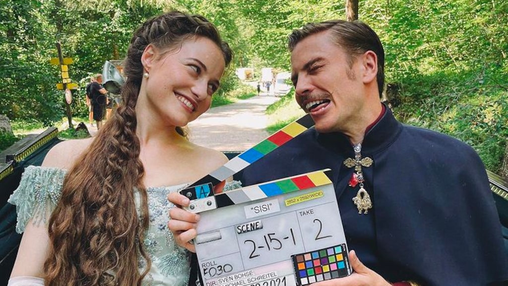 Zo ziet de cast van de nieuwe Sisi-serie er in het echt uit