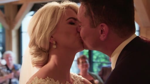 Bruiloft in Over Mijn Lijk raakt kijkers: 'Wat een mooi stel'