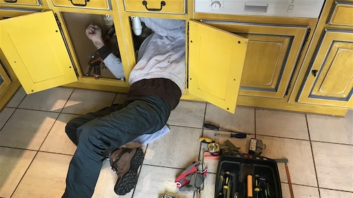 Loodgieter of timmerman nodig? Tarieven stijgen ruim 32 procent