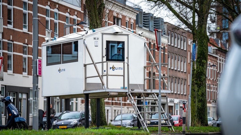 De politiepost bij Hugo de Jonge voor de deur.
