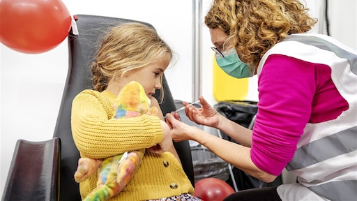 Je kind inenten tegen corona? Er geldt géén landelijk advies, ouders moeten het zelf weten